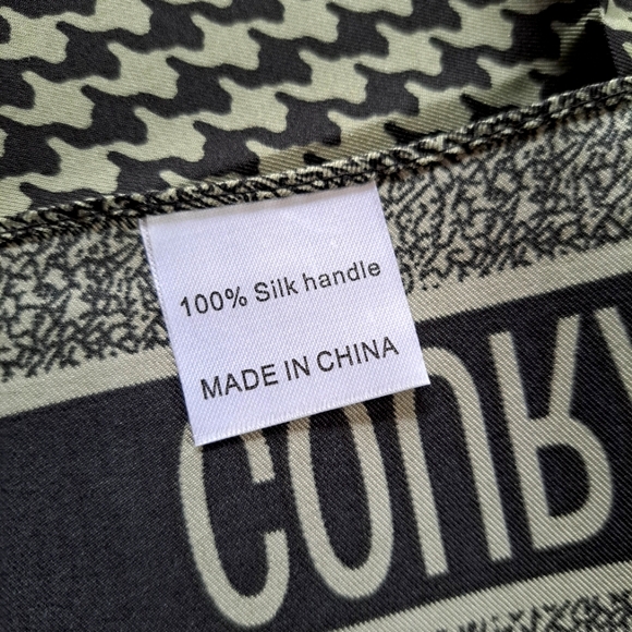 Really huge 100 % silk handle scarve - Picture 1 of 3